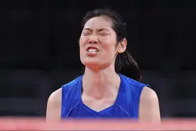 心疼！朱婷手腕上了夹板出战，中国女排一局未胜遭遇两连败图片
