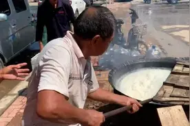 新乡村民当街生火，为救援队员做大锅饭视频封面