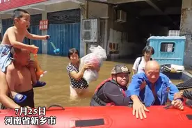 这一幕太可爱！小朋友向救援队队员挨个介绍自己的家人图片
