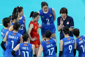 排球——女排小组赛：中国队不敌美国队图片