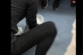 小孩地铁上呕吐父母来不及清理下车 年轻女孩上车后蹲地清理视频封面