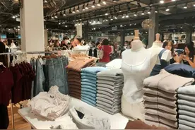 “BM女孩”│只有一个尺码的BM，贩卖了多少身材焦虑？我们去上海门店探了探图片