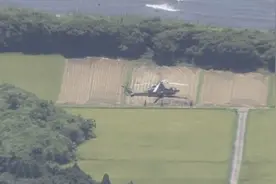 一架美军直升机在日本宫崎县稻田内紧急降落图片
