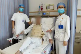 76岁高龄瘫痪老人经4.5小时手术后已能够下床站立图片