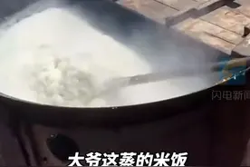最香的大锅饭！知道救援队没吃上热饭，村民们当街生火为大家做饭图片