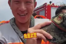 21岁兵哥哥转移婴儿时，轻轻的抱起宝宝，用帽子给宝宝遮阳图片