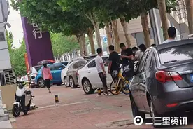 光大银行天津黑牛城道支行门前贷款公司组团拉业务，储户：存取款总感觉被人盯着图片