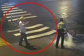 电动自行车座下突然散出了白烟和焦味 他冲进岗亭“抢”灭火器图片