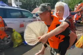 你背我趟积水我为你扇扇子！卫辉85岁老人获救后不停为武警官兵擦汗图片