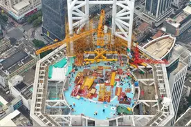 深圳华强北赛格广场大厦楼顶安装塔吊，进行桅杆拆除准备工作图片