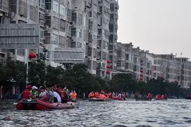 民间救援在河南：自带干粮水泵橡皮艇，逆行者往洪水深处图片