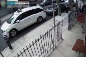 美国纽约一名窃贼街头抢劫失败 因短裤不断掉落图片