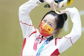 奥运冠军杨倩答应请白敬亭吃妈妈做的油焖大虾，白敬亭回应：这波属实我高攀了图片