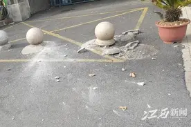 守护百姓安全丨敲掉水泥 安排专人挪石墩图片