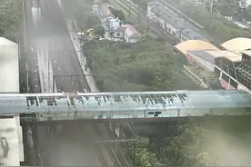 因台风破损的上海地铁莘庄站天桥顶棚已被拆除，整体正在加固图片
