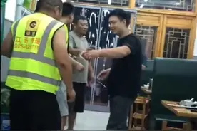 河南饭店老板偷偷为救援者加了一斤排骨，还藏起付款码免单，店主：他们很累很饿图片
