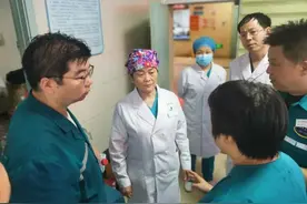 河南防汛救灾的医疗力量丨郑州64岁老专家涉水转运15名急危重症患儿图片