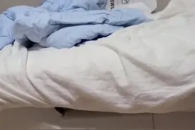 纸板床裂了！韩媒：韩国举重运动员发了视频，网友：接下来睡地板吗？图片