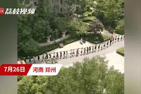 居民自发排长龙扛电缆抢修，中国没有超级英雄，因为每个人都是英雄图片