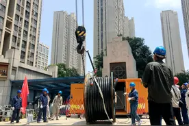 郑州百余市民排长龙扛550米电缆抢修安装图片