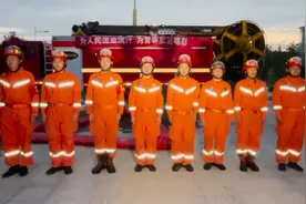 泪目！郑州市民给睡着的消防员盖被子视频封面