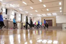日本奶奶化身银发啦啦队 场外“助阵”奥运会图片