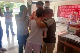 这个拥抱，他们等了11年……图片