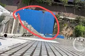 2楼业主搭建雨棚把露台变成住房 邻居投诉“简直就是违法搭建”图片