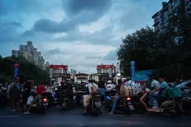 放心猎奇，小心“剁手”！探秘上海“鬼市”……图片