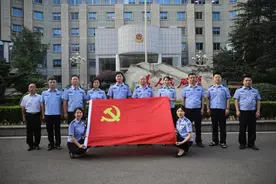 李英伟：“文武双全”的警保“大管家” | 学习七一讲话 践行初心使命图片