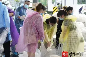 400人12小时分装打包300多吨蔬菜！众彩风雨无阻保障封控区域生活物资需求图片