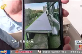 心里有点堵！德州一小区业主家窗户外面有堵墙 交房后又摞“广告牌”？图片