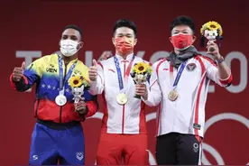 石智勇第二次奥运夺冠让网友纳闷：额头的红色“川”字，是否把“王”写反了？图片