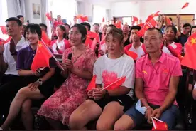 崔晓桐夺金时刻，母亲与妹妹相拥而泣图片