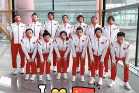 中国姑娘赢得漂亮！日本水球队员都骑到中国球员身上了，裁判仍视而不见图片