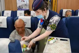 一位郑州高铁列车长在暴雨中坚守的129个小时图片