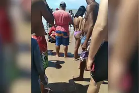 巴西一男子蹲在海滩浅水区遭鲨鱼袭击 大腿和臀部被咬伤图片