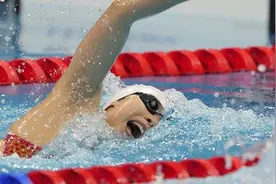中国游泳再添一金！女子4x200米自由泳接力夺冠，打破世界纪录图片