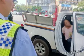 广西梧州一女子专拦名车讨钱，警方已将其抓获图片