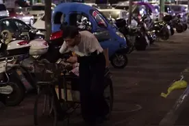 真实记录·之江美丽心灵拾荒十年，不为生计！午夜街头这个佝偻的身影让人动容视频封面