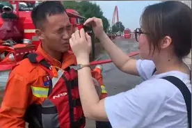 怀孕妻子看望河南救灾消防员丈夫求抱抱，丈夫：“不要抱，我身上可脏了”图片