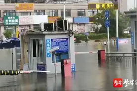 “即使洪水及腰，我们也定护你周全！”镇江120，暴风雨中的“生命摆渡人”图片