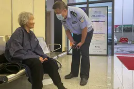 杭州1米75的女辅警，这一幕太美了！87岁老太握着她手不放：你真是好姑娘啊……图片