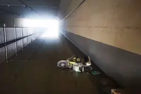 “穿过这里，家就在不远处”被困积水涵洞的女子遇难，救人者满是遗憾图片