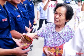 40年如一日！81岁“布鞋奶奶”又来给消防员送鞋了图片