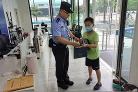 两只幼鸟大雨中掉落树下 小学生捡起送交警察图片