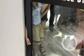 小女孩手臂被卡门缝 消防员紧急拆门图片