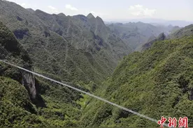 可承载500人 四川巴山大峡谷建680米跨度玻璃桥图片