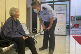 杭州1米75的女辅警，这一幕太美了！“你真是好姑娘啊……”图片