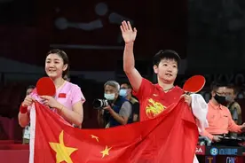 中国是冠军！陈梦&孙颖莎赛后一同举起五星红旗图片